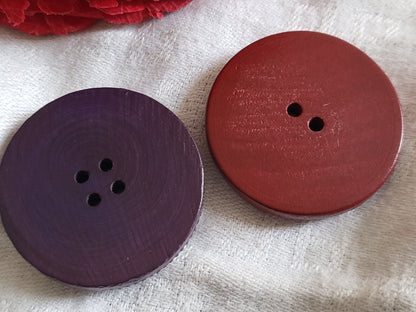 Duo gros boutons anciens en bois peint violet rouge 3,5 cm ref 2590