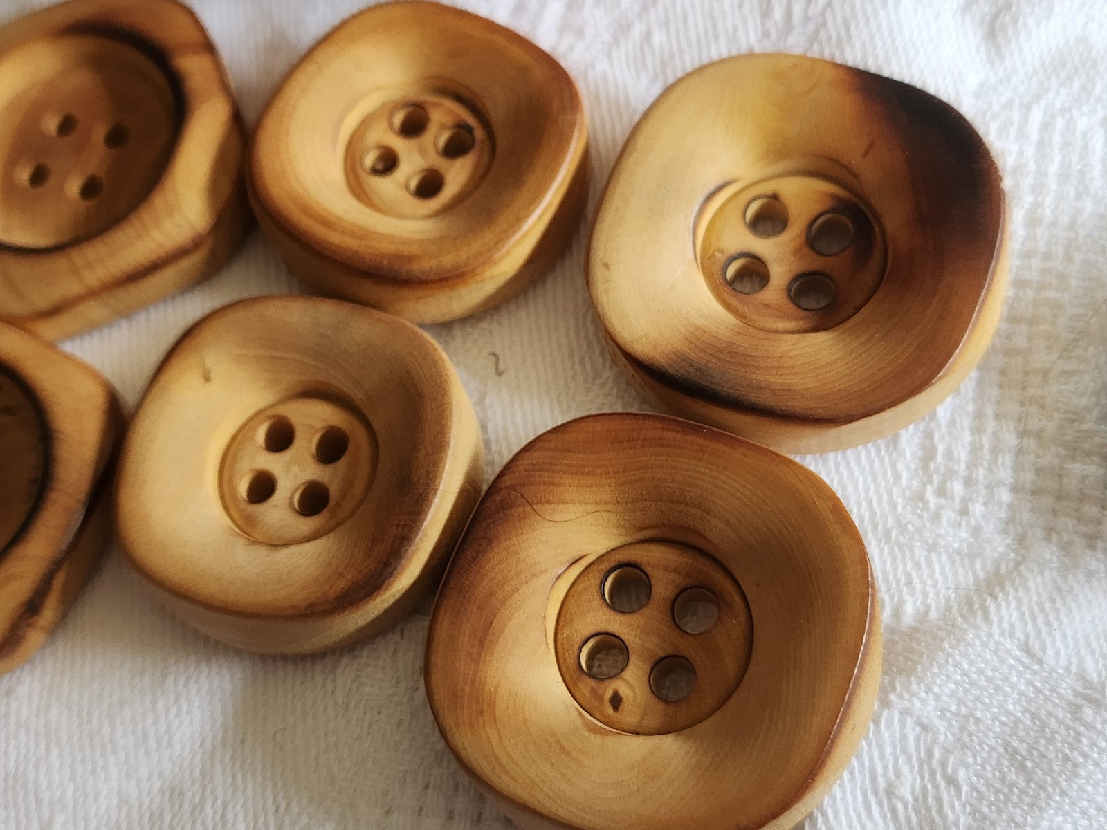 Lot 6 gros boutons anciens en bois brut 2,7 à 3,2 cm à trous  ref 1461
