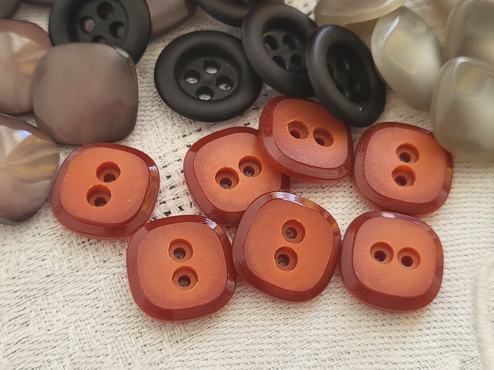 Lot 30 petits boutons vintage panaché gris noir marron  1,2 à 1,4 cm  ref 5065