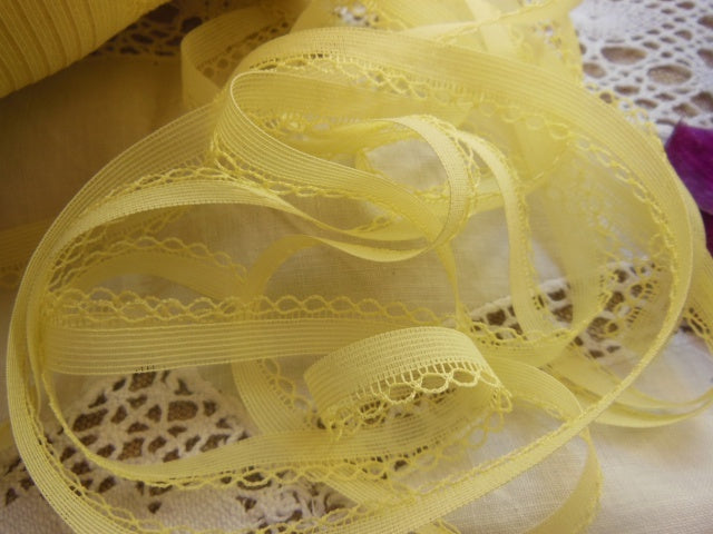 Dentelle ancienne vintage délicate jaune clair légère 10 mètres sur 1,5 cm A3