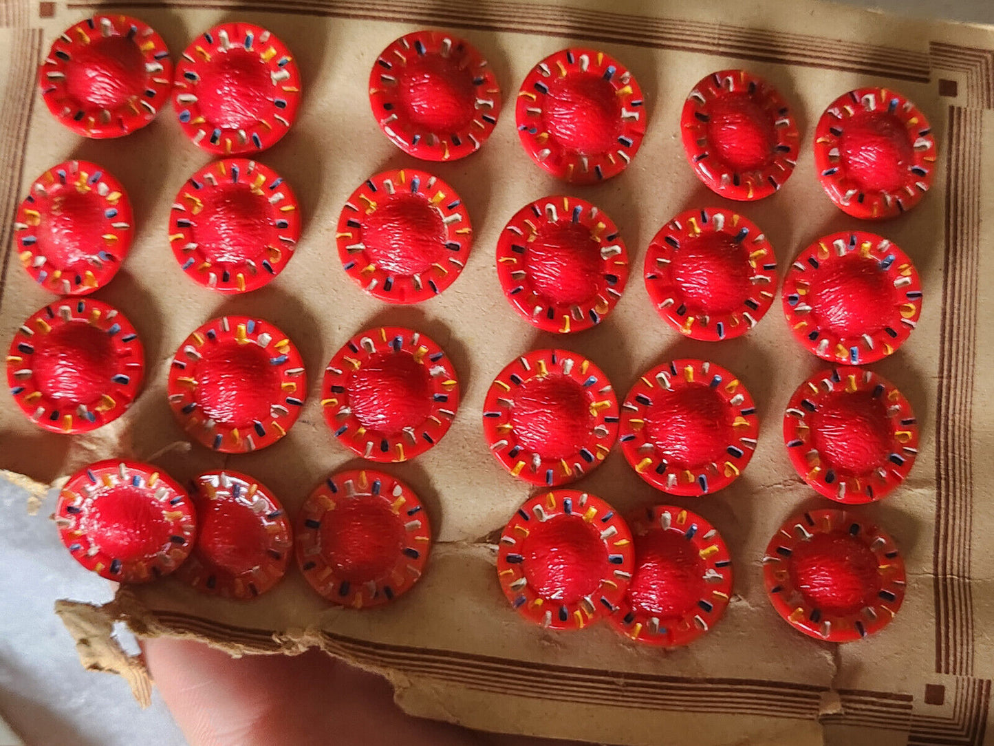 Plaque lot 24 boutons anciens en verre rouge peint superbe  1,8 cm pied