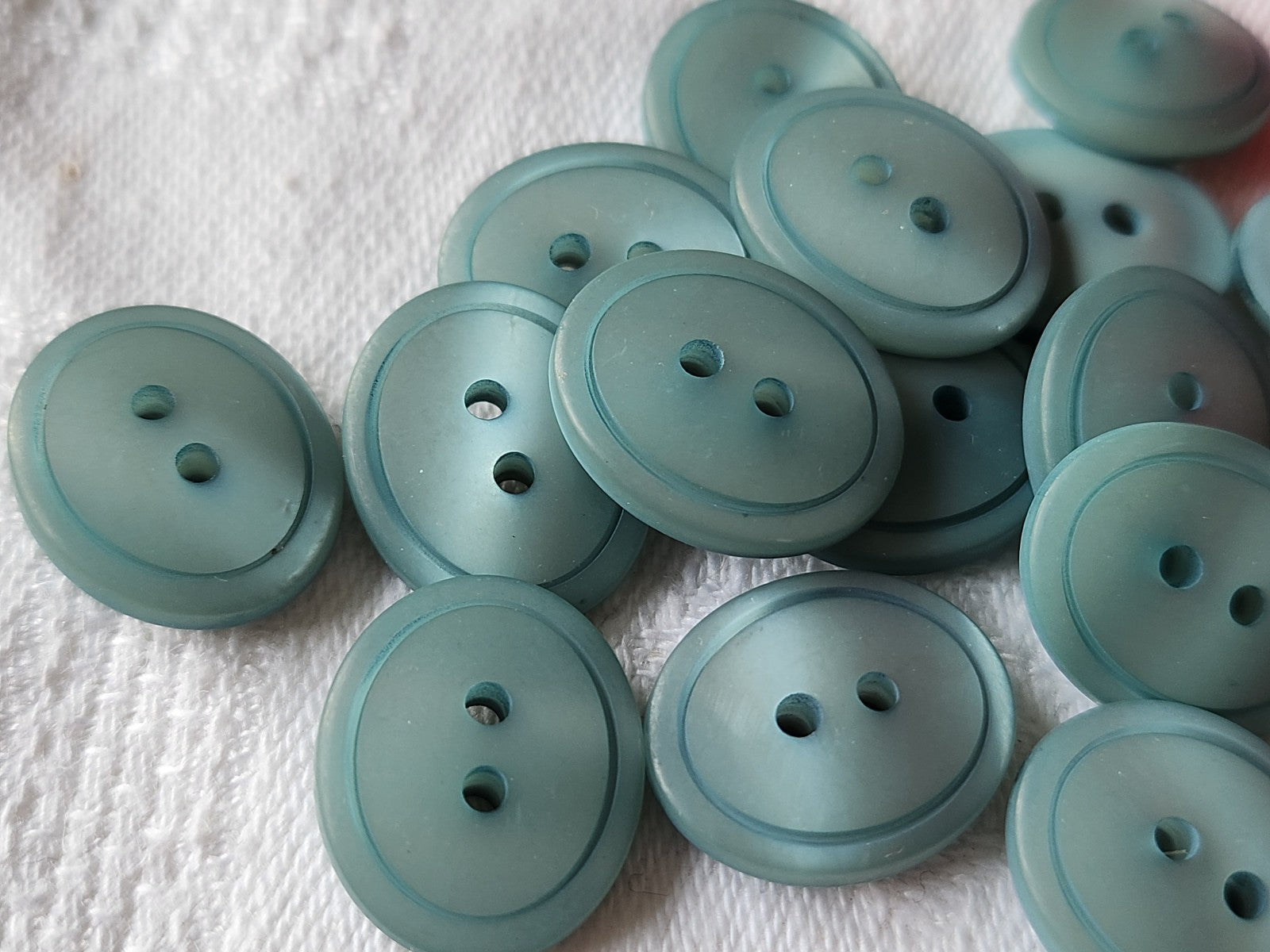 Lot 14 boutons vintage bleu ovale à trous  1,4 cm sur 1,7 cm ref 3771