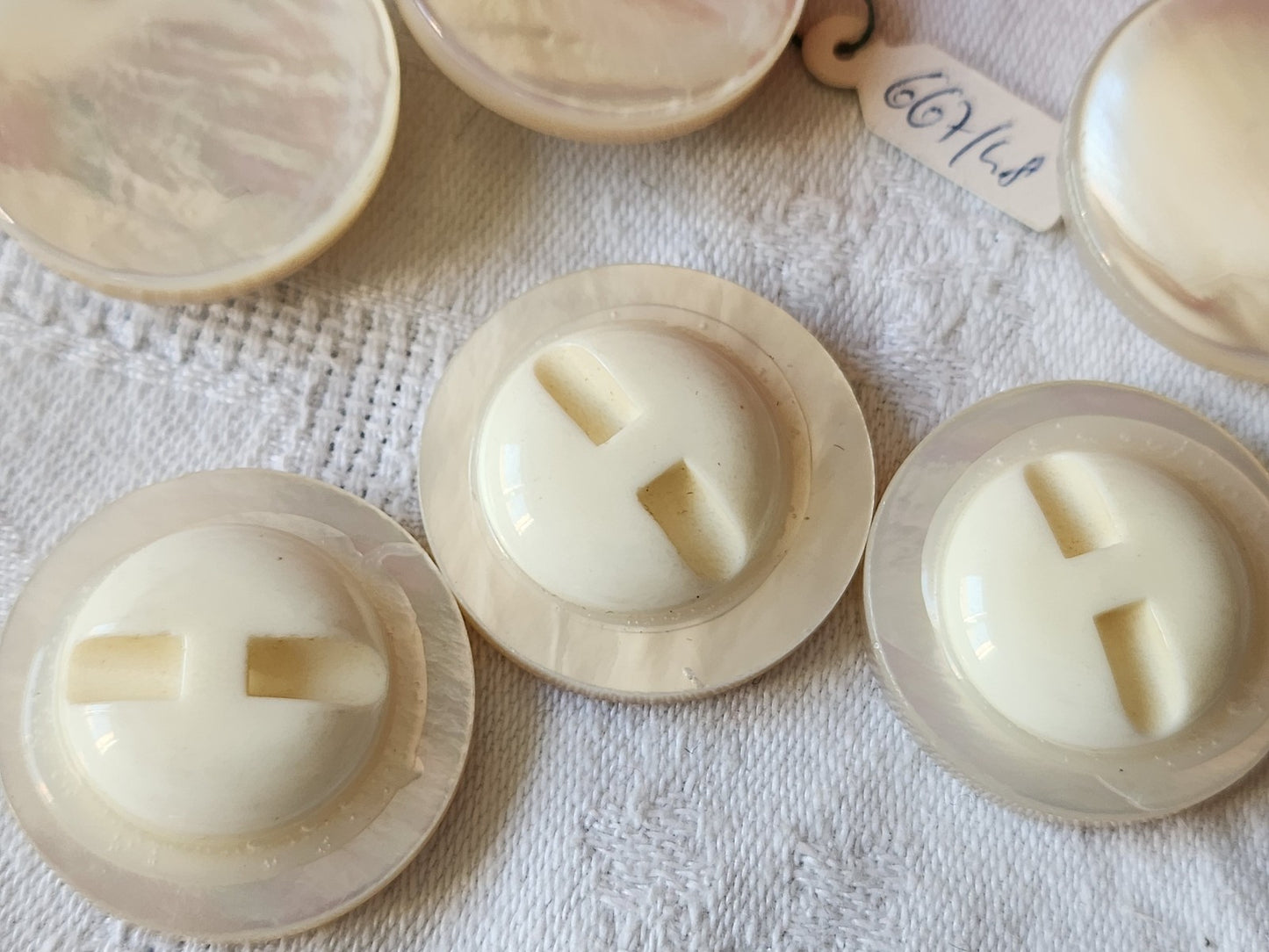 Lot 6 gros bouton ancien en nacre épais joli blanc laiteux  à pied 3 cm ref 5052