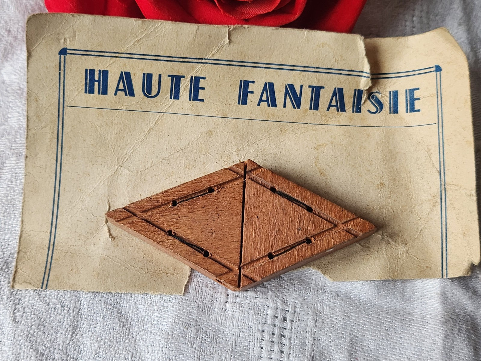 Ancienne boucle de ceinture bois brut sur carton 7,1 sur 3,5 cm T1