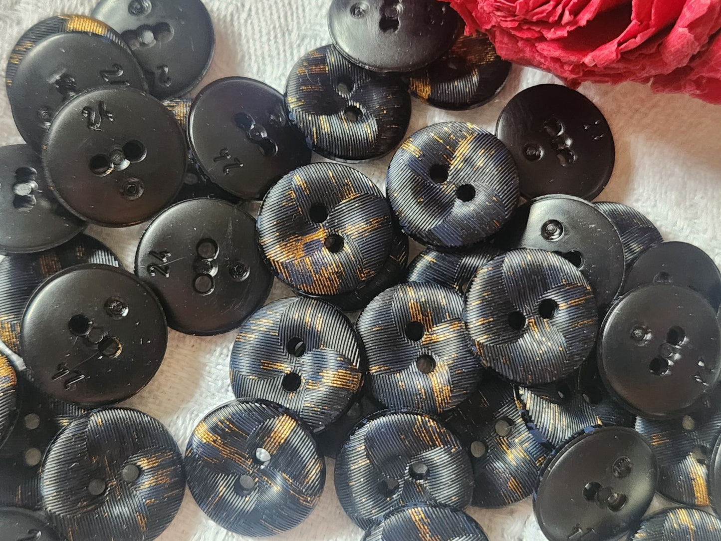 Lot 46 boutons noir bleu  doré à trous 1,5 cm texturé ref 2570