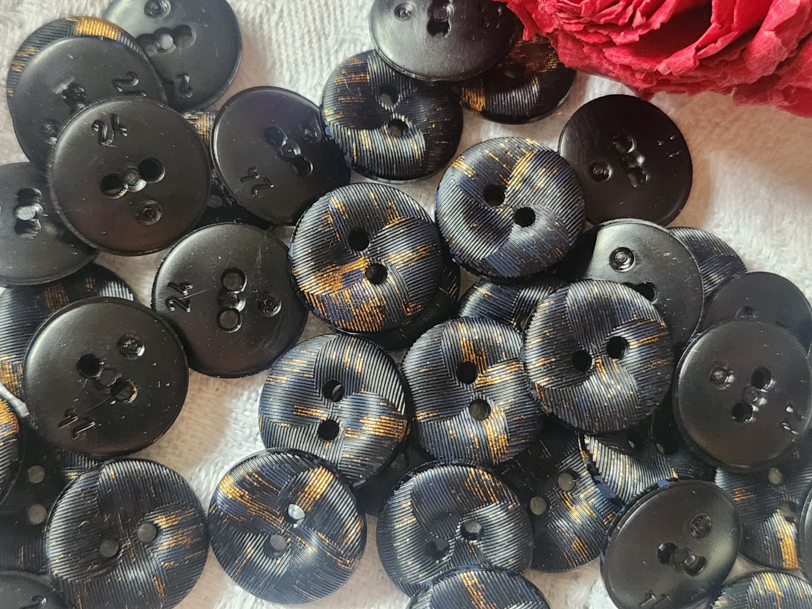 Lot 46 boutons noir bleu  doré à trous 1,5 cm texturé ref 2570