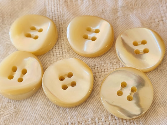Lot  6 boutons anciens en nacre blanc épais bord 2,5 cm lourd ref  6085