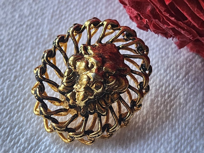 Bouton  vintage en métal  tete de lion 1,8 sur 2,2  cm versace? G8C