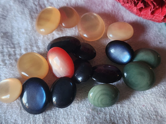 Lot 17  boutons vintage panaché ovale  1 sur 1,3 à 1,6 sur 1,3 cm  ref 5850