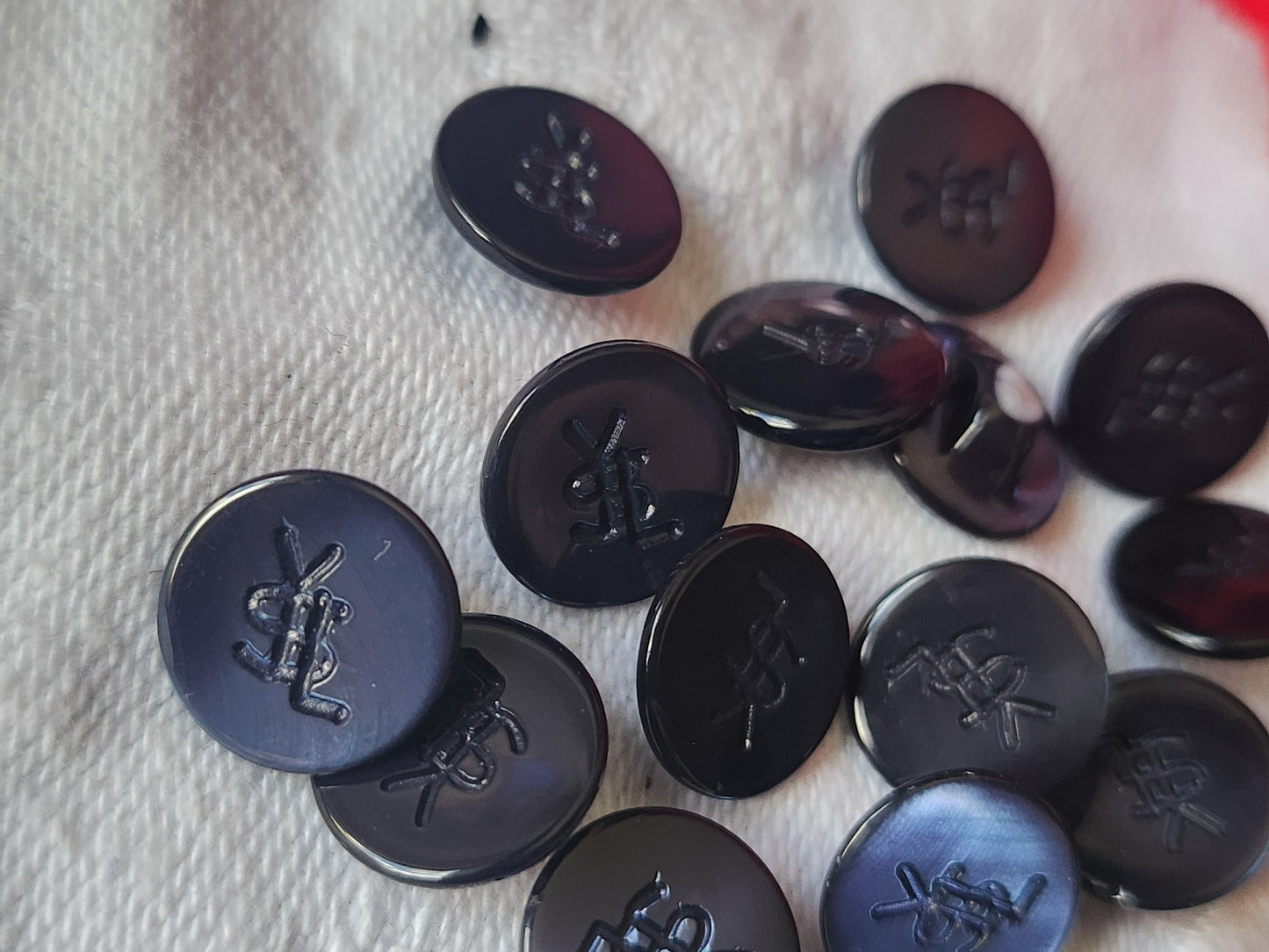 Lot  12  boutons vintage en nacre YSL siglé haute couture 1,1 cm ref 2439