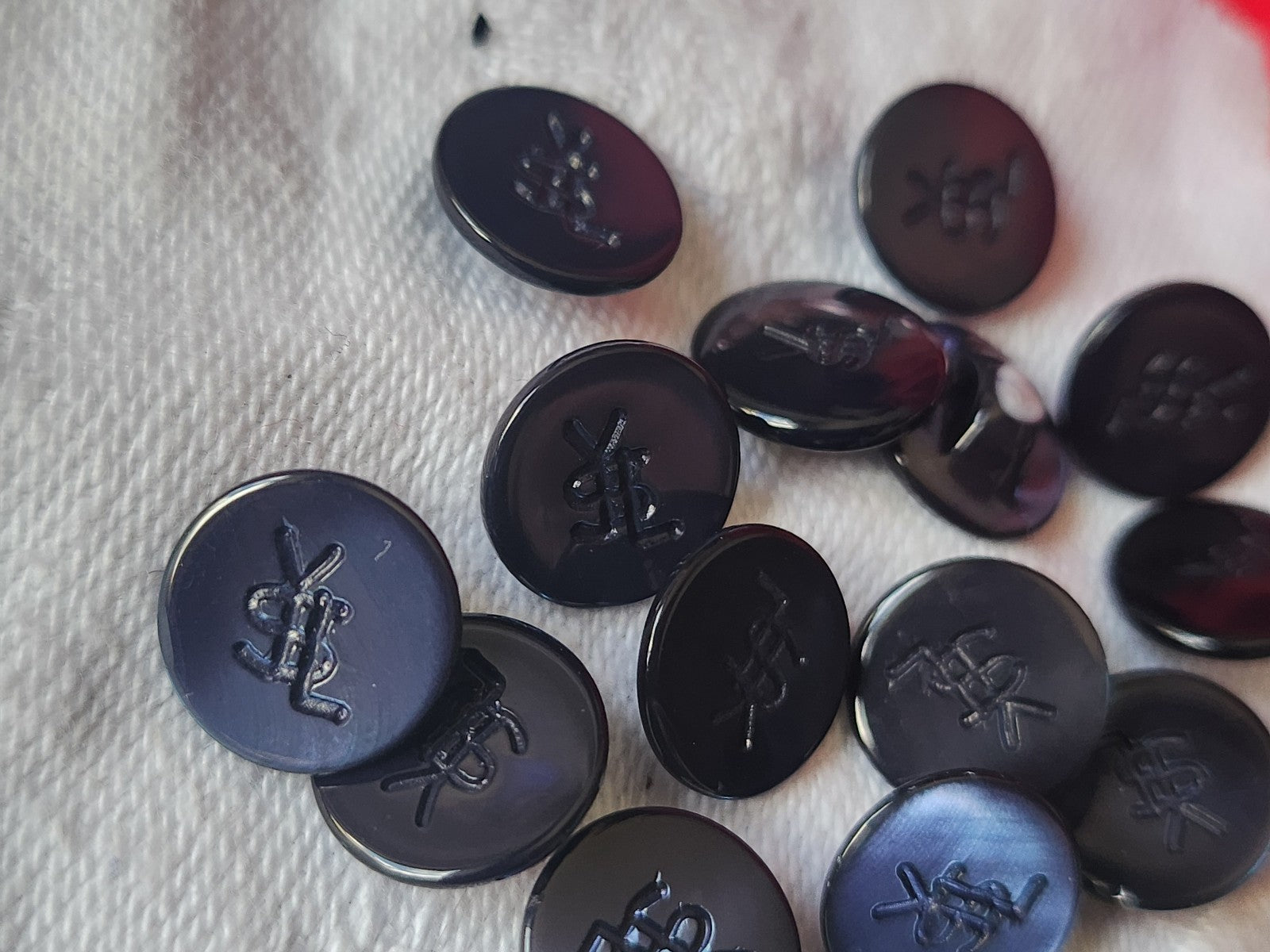 Lot  12  boutons vintage en nacre YSL siglé haute couture 1,1 cm ref 2439