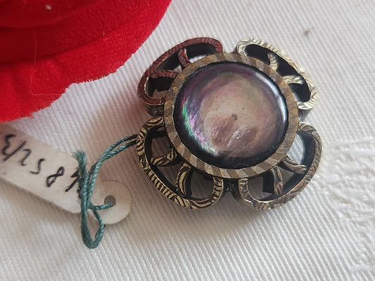 bouton ancien metal coeur en nacre pourtour ajouré 2,2 cm piedD D15C