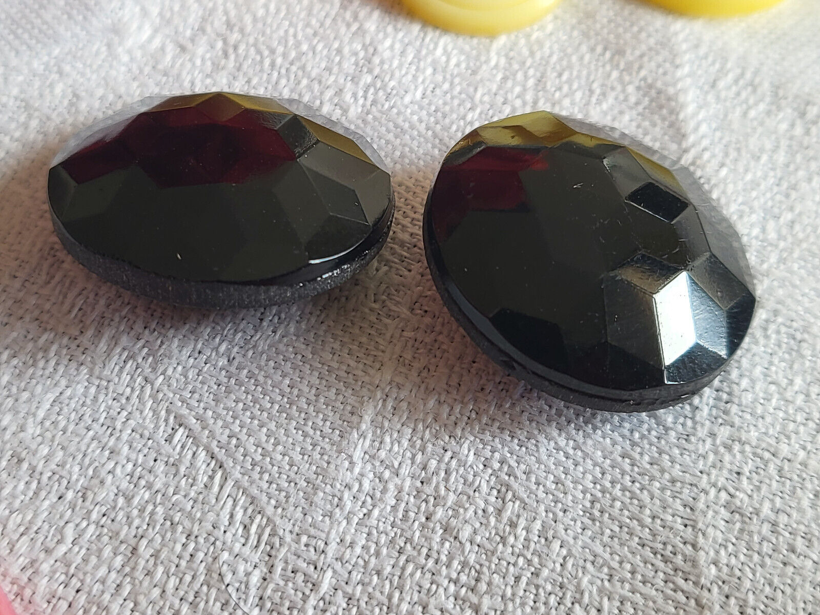 Duo gros boutons anciens en verre noir facette pied  2,1 cm D18C