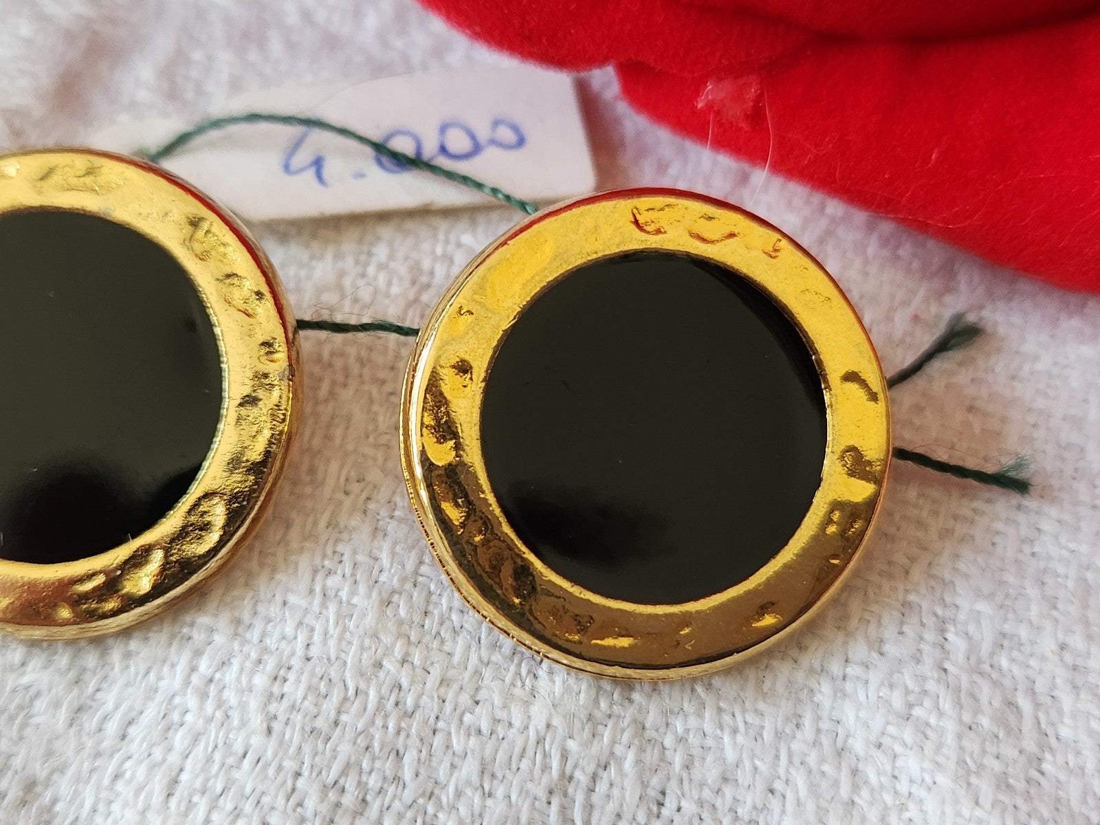 Duo boutons vintage en métal doré noir pied 2 cm G18C