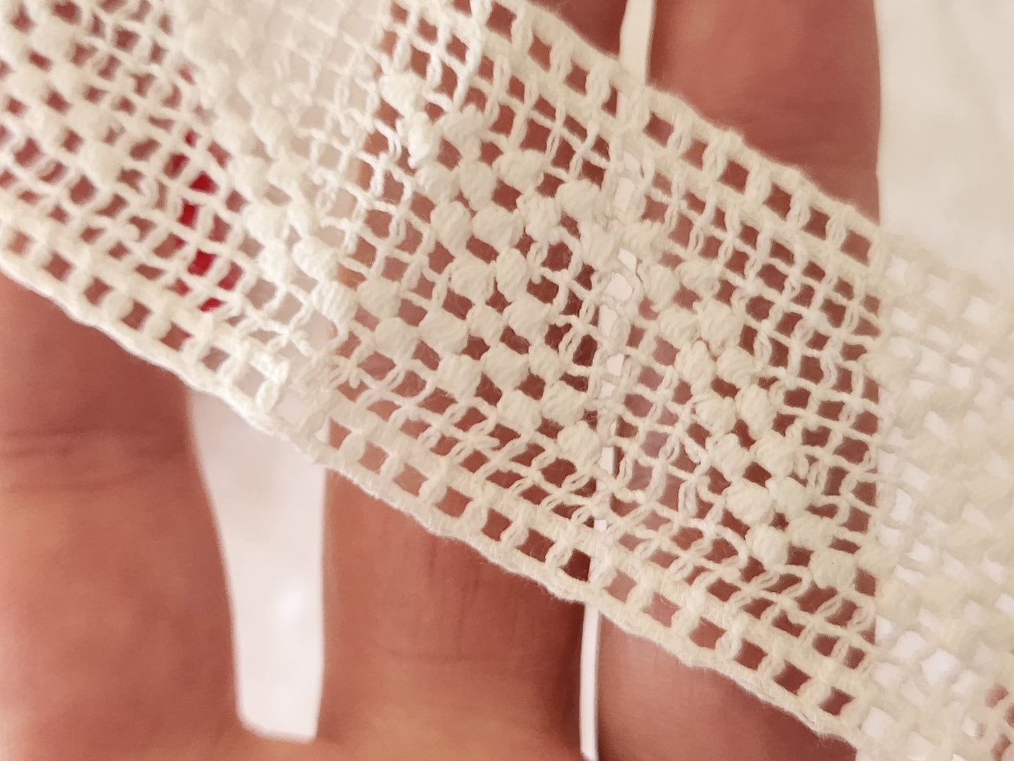 Dentelle ancienne entre deux blanche large 1 mètre 02 sur 3,3 cm  T2-8