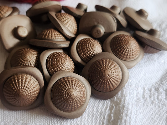 Lot 9 boutons vintage marron travaillé  pied 1,7 cm ref 1571