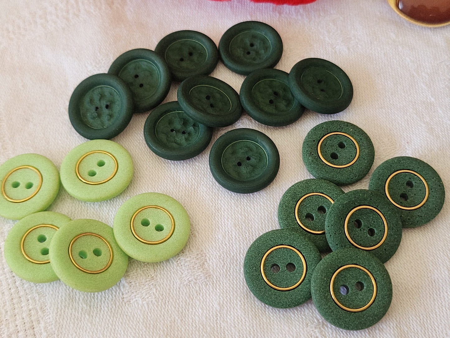 Lot 20 boutons vintage vert  mat trois series trous 1,7 cm ref 3888