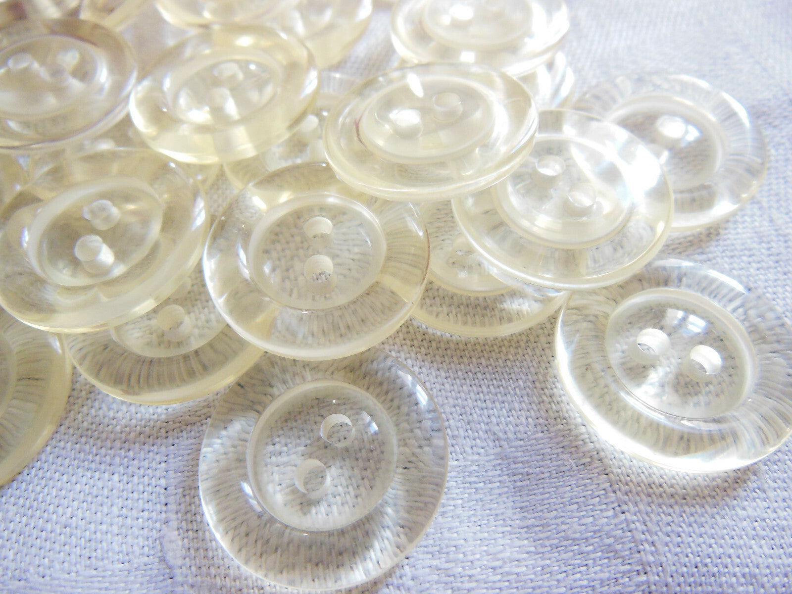 Lot 16 boutons vintage transparents légèrement jaune  diamètre 2 cm ref 5117