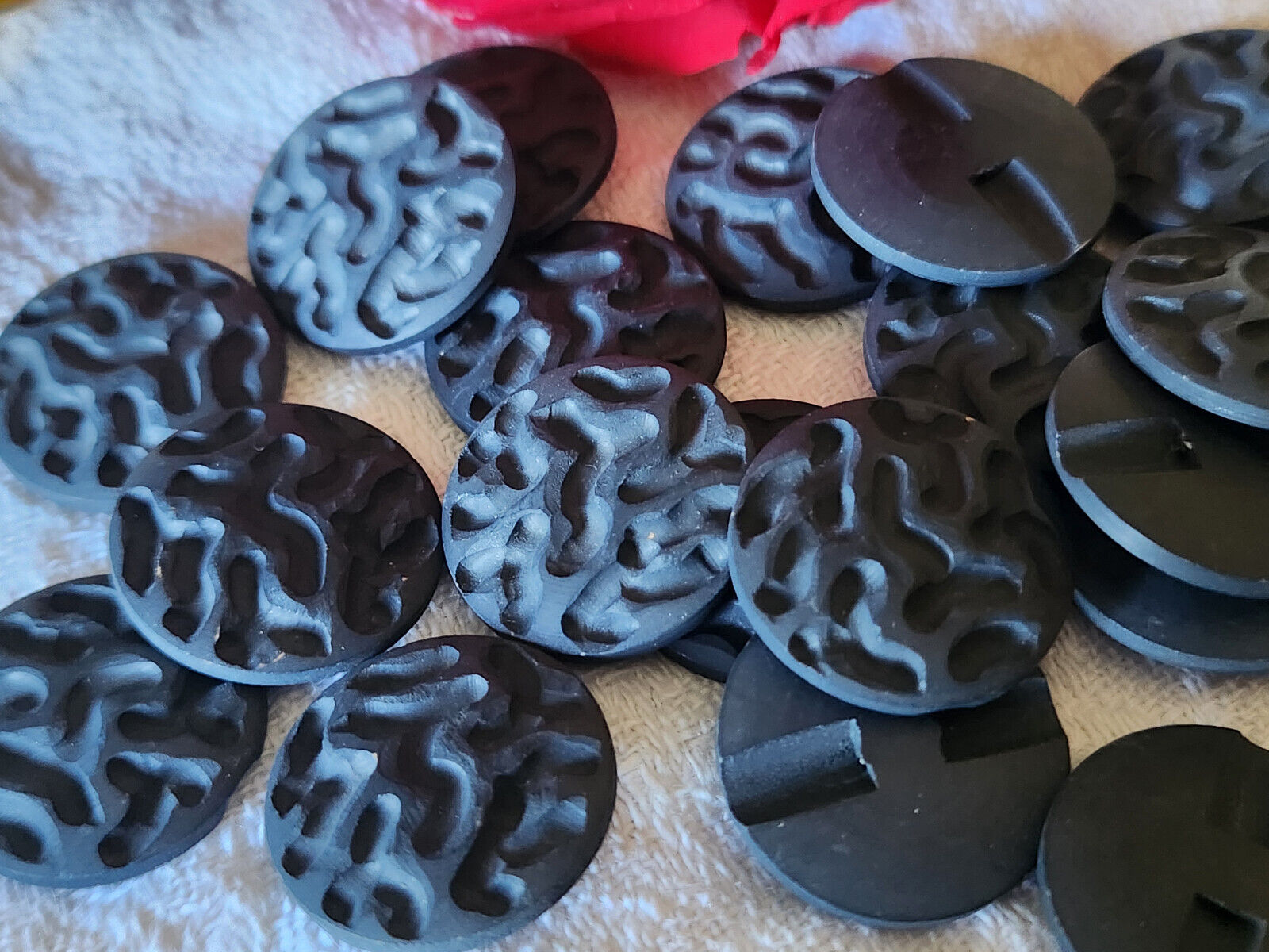 Lot 10 boutons vintage gris/noir  mat à pied sculpté 1,8 cm ref 707