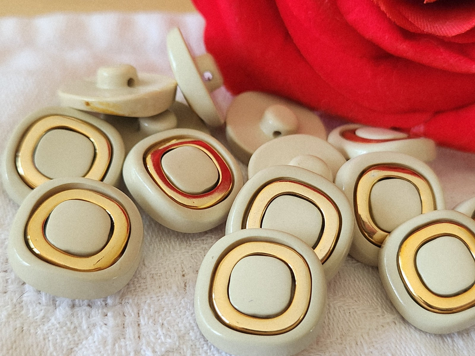Lot 10 boutons vintage beige ? doré pied 1,8 cm travaillé ref 3855