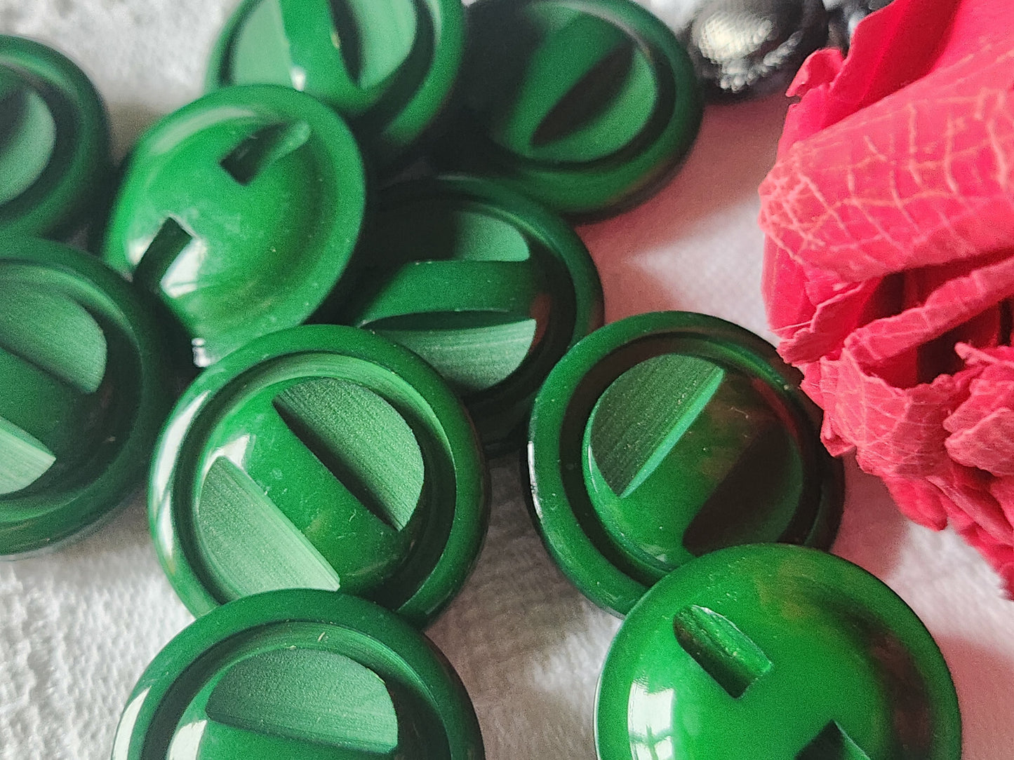 Lot 6  boutons vintage vert travaillé à pied 2,2 cm ref 2565
