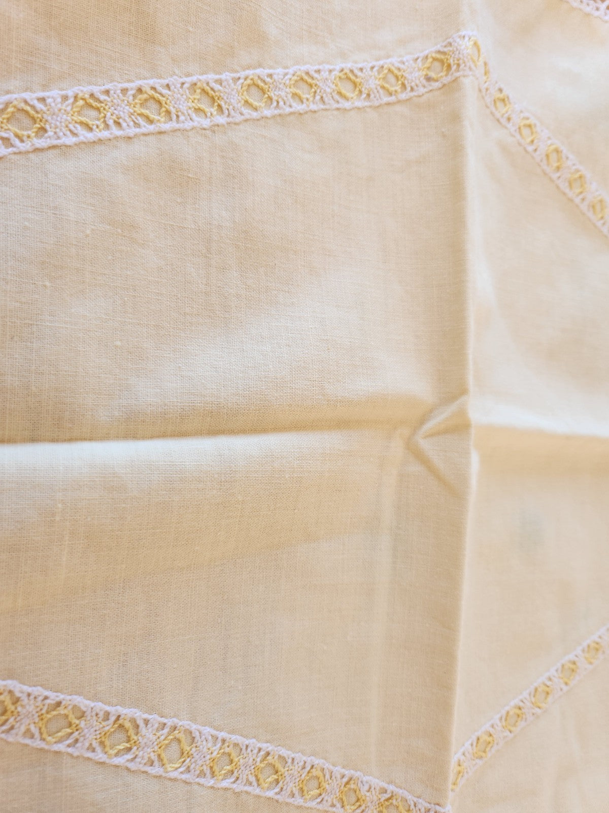 Long napperon vintage jaune dentelle  ovale 86 cm sur 41 cm B8