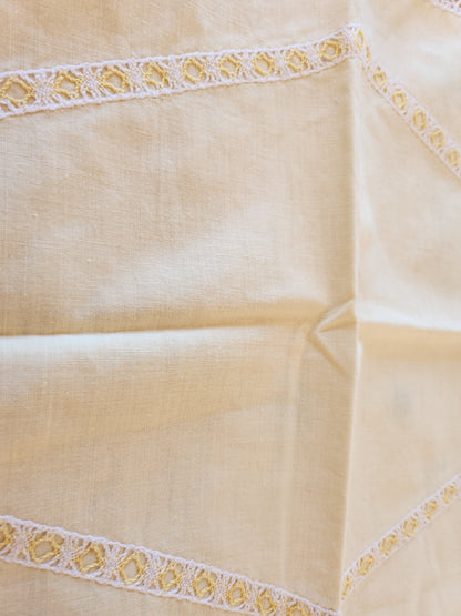 Long napperon vintage jaune dentelle  ovale 86 cm sur 41 cm B8