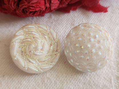 Duo boutons vintage en verre  blanc mordoré irisé  1,8 cm G7J