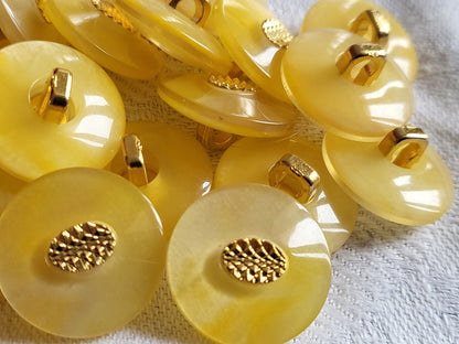 Lot 9 boutons vintage  jaune effet nacré à pied doré 1,7 cm ref 3315