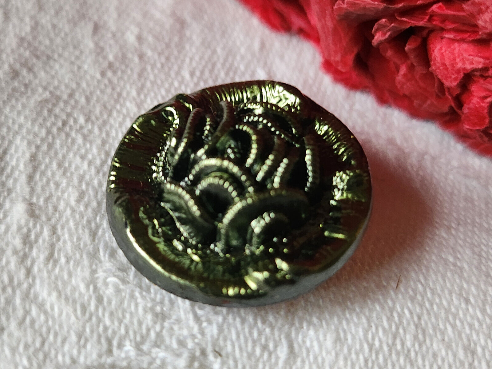 Joli bouton ancien en verre vintage vert metallisé 2,1 cm G16D