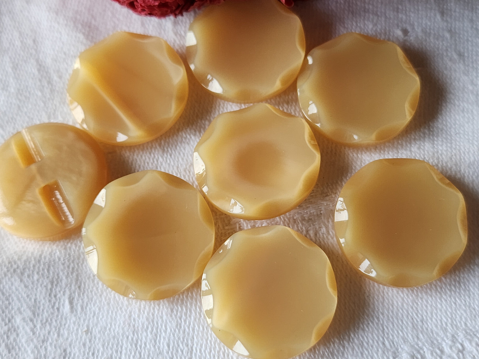 Lot 8 boutons vintage beige bord travaillé 2,2 cm laiteux ref 6033