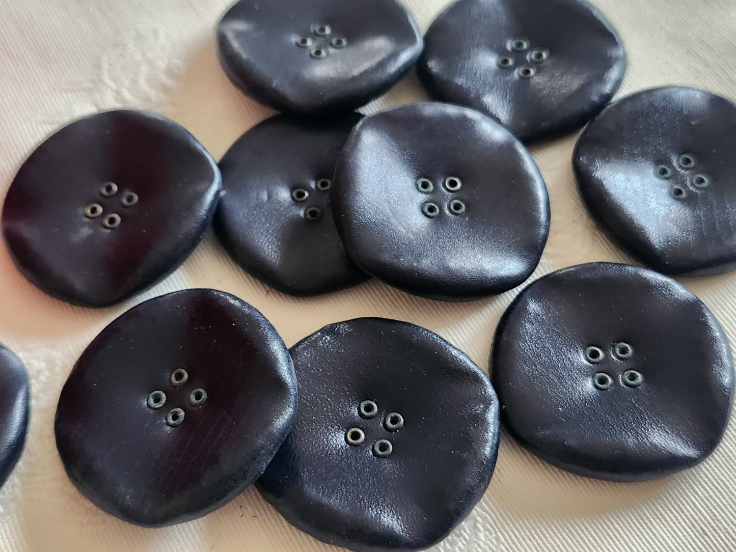 Lot 5 gros boutons anciens en cuir bleu à trous 33 mm ou 3,3 cm ref 6397