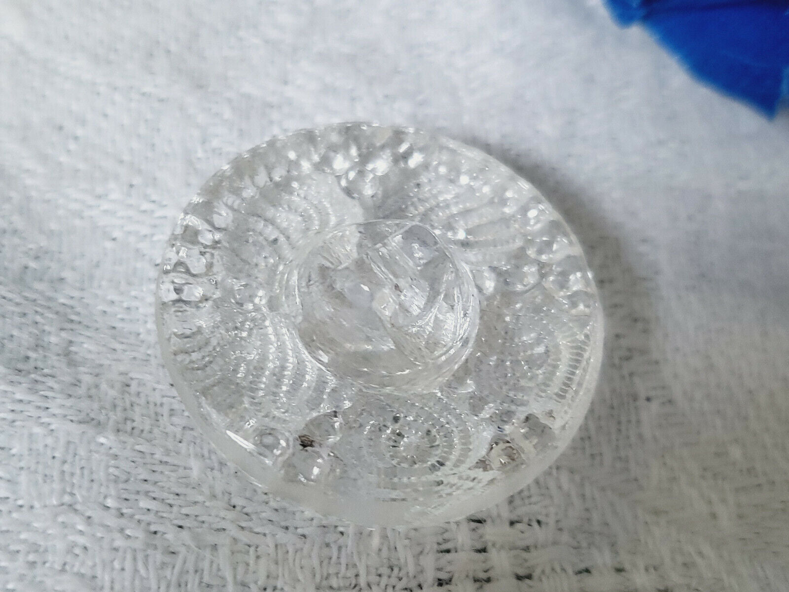 Gros bouton ancien en verre transparent motif 2,2 cm G8T