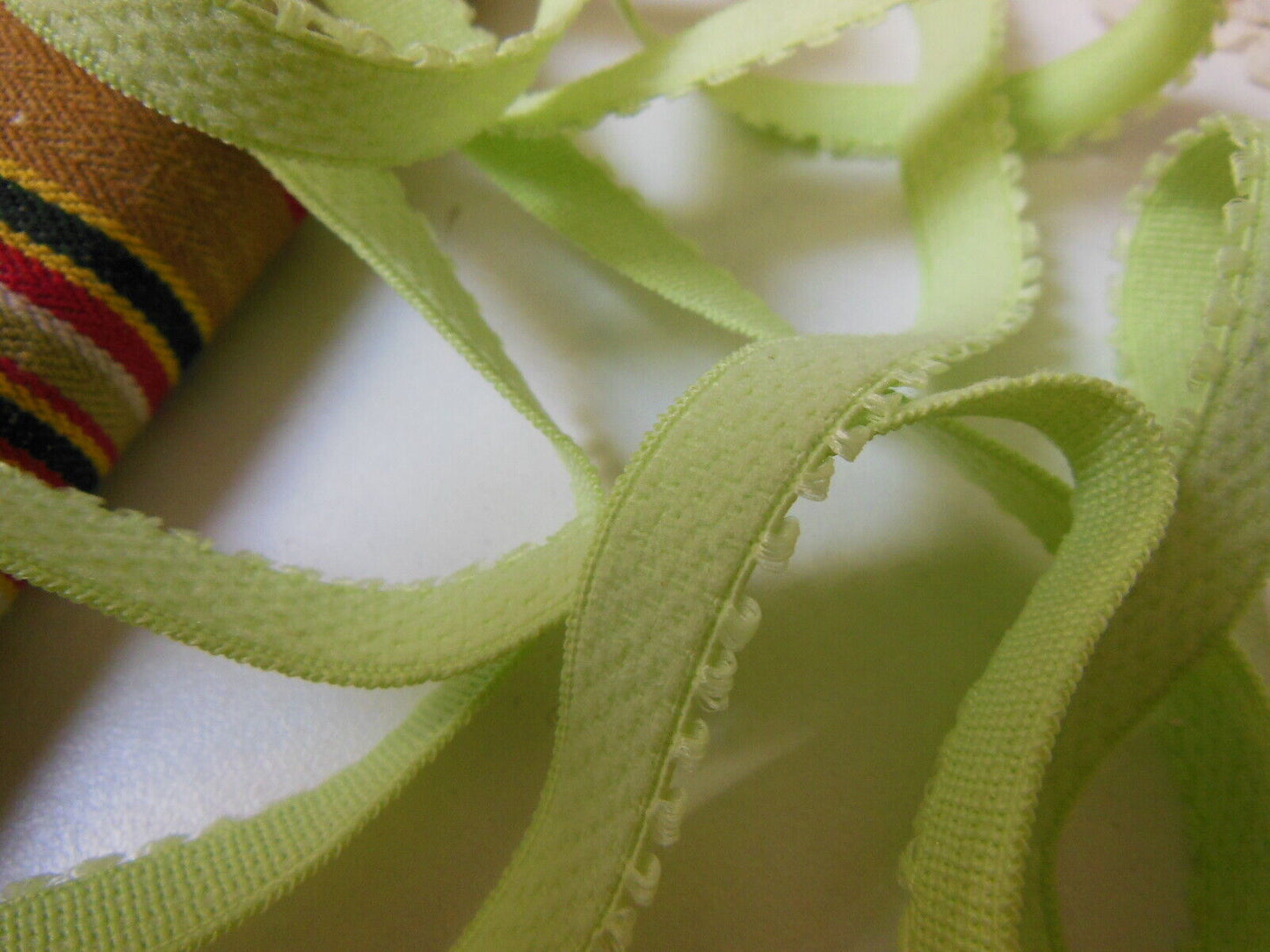 Elastique vintage vert tendre galon 5 mètres sur 1 cm  A3