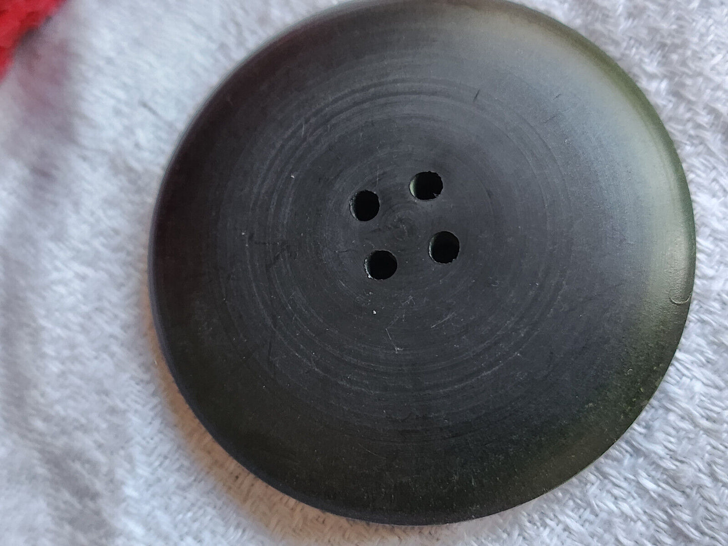 Enorme bouton vintage vert texturé épais trous 4,3 cm  ref  866