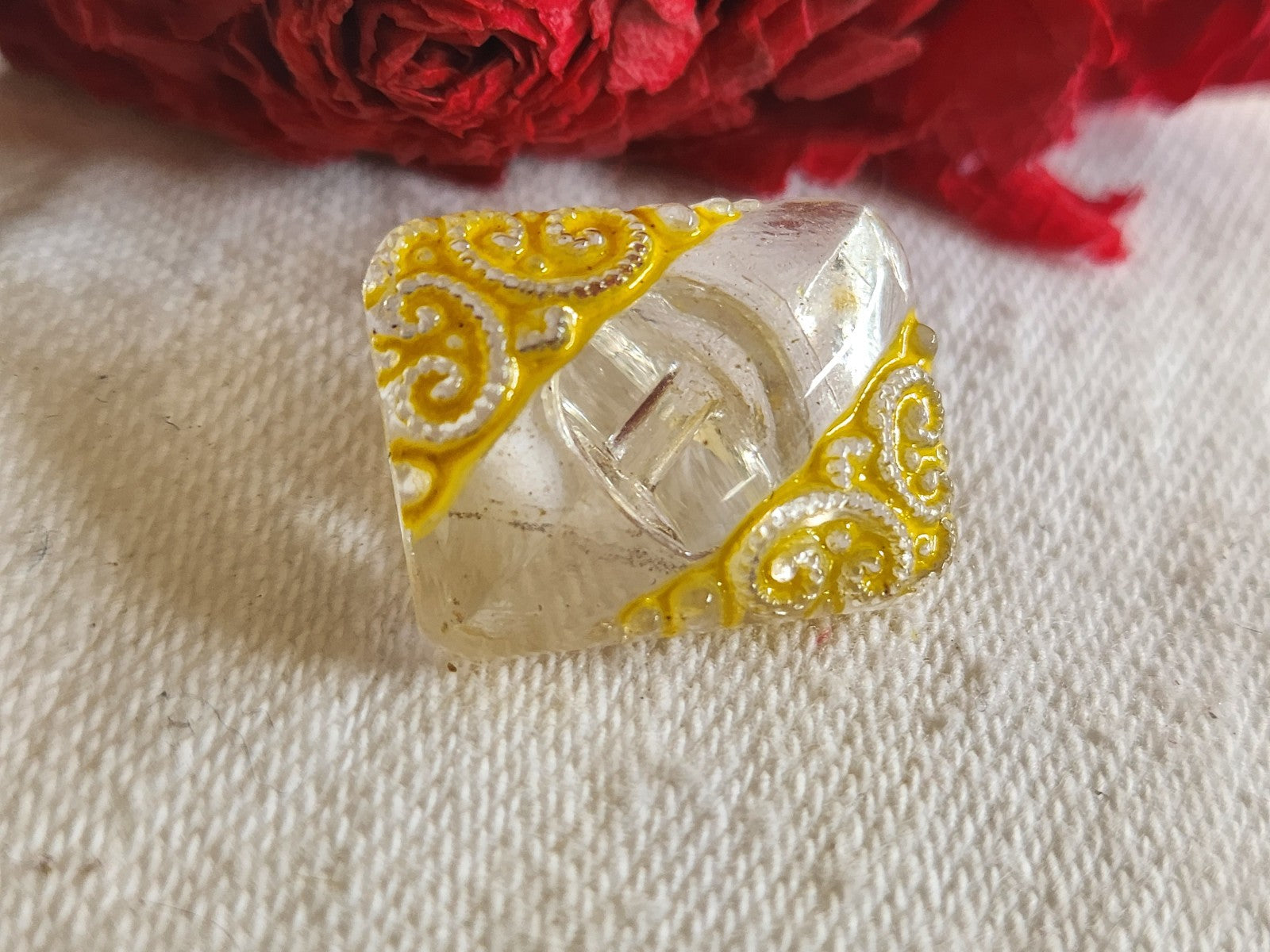 Bouton vintage en verre jaune transparent 1,5 sur 1,9 cm G7M