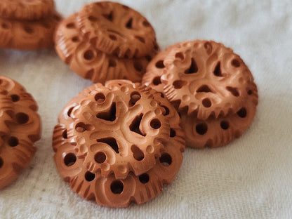 Lot 6 gros boutons anciens marron sculpté rose saumon 2,6 cm ref 5967