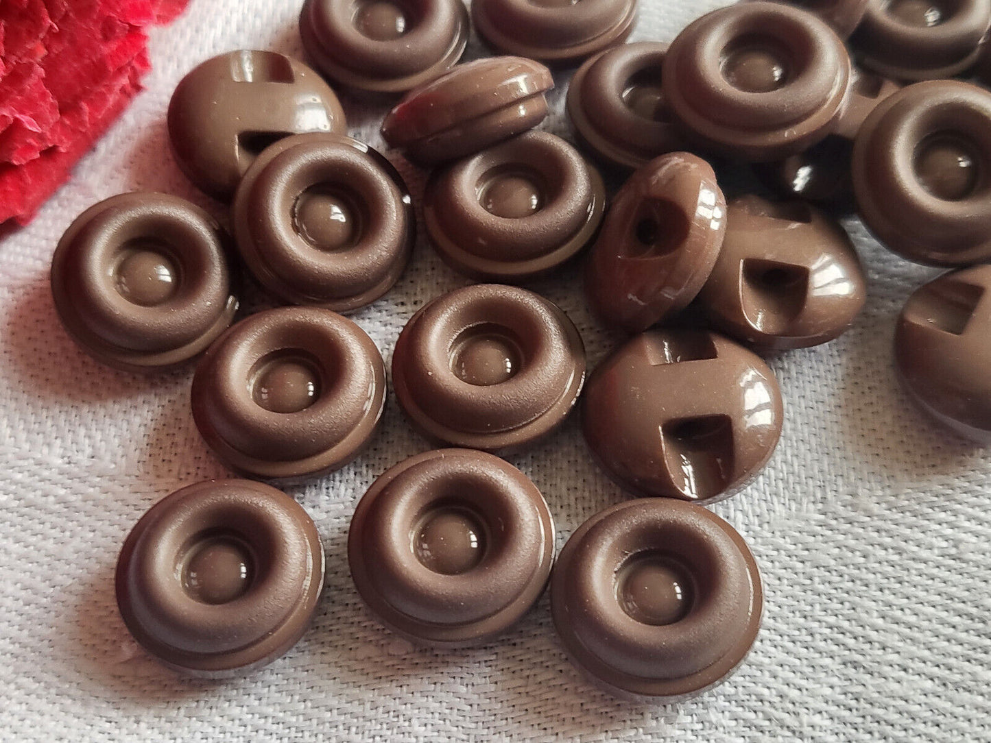 Lot 24 petits boutons vintage marron  à pied diamètre 1,2 cm ref 5606