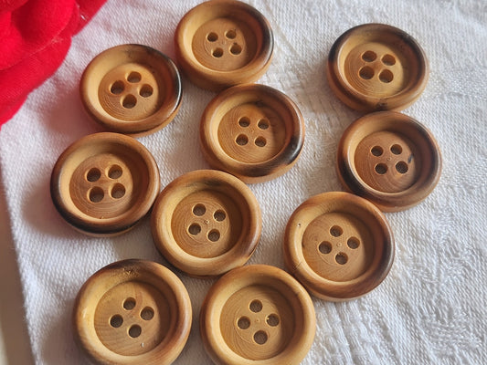Lot 10 boutons anciens en bois brut 2,1 cm à trous petits  ref 2804