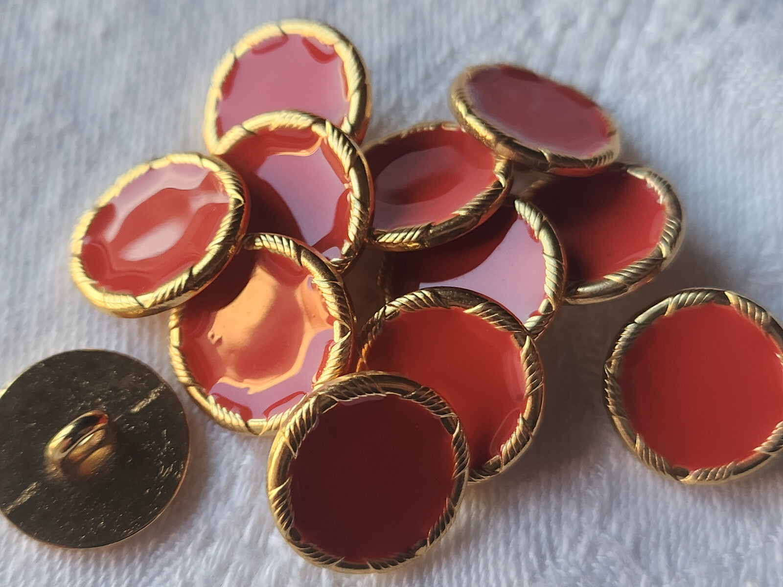 Lot 6 boutons vintage métal doré rouge orangé  à pied 1,5 cm ref 0004