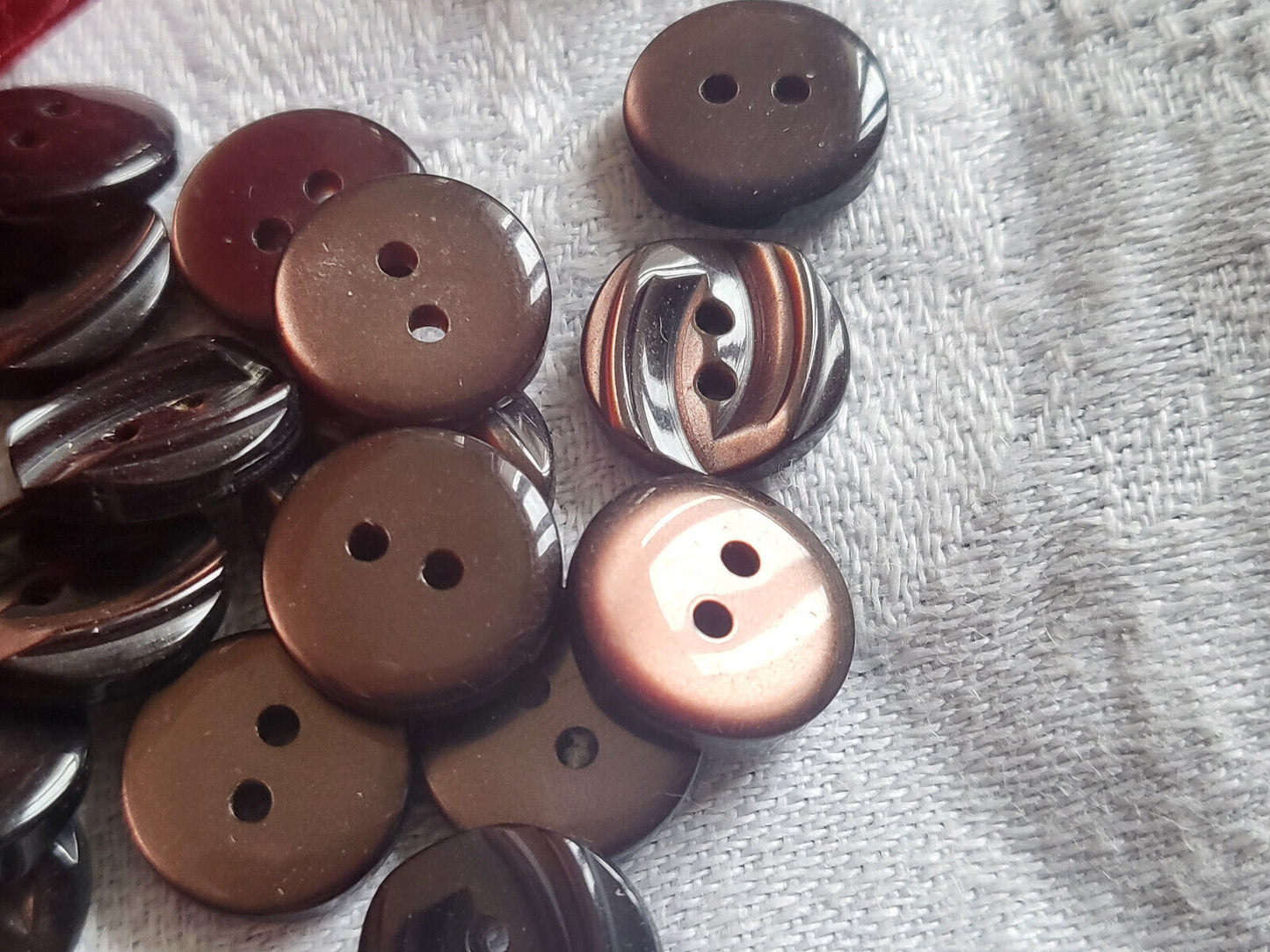 Lot 23 boutons vintage  marron lumineux petits  1,1 cm trous ref 4502