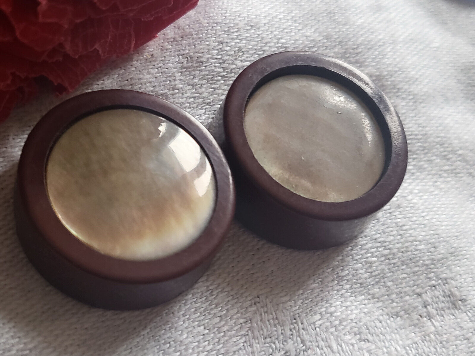 Duo boutons vintage à pied cabochon en nacre marron  gris  2,2 cm pied D11L