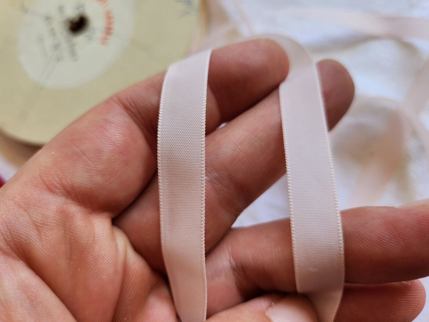 Ruban fin ancien nylon rose 10 mètres sur 1 cm modiste mercerie B5 n°32