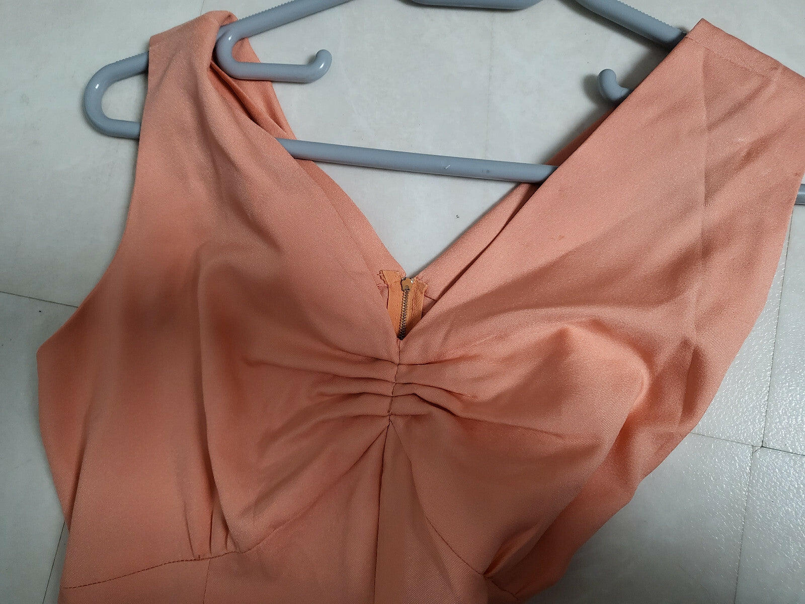 Ancienne robe saumon lumineuse petite taille robe de bal ref portant  T34/36?