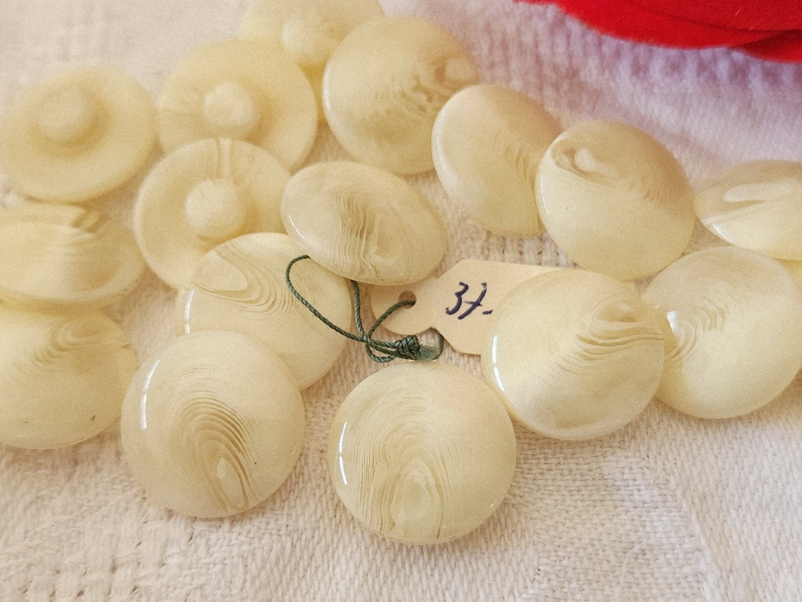 Lot 13 petits boutons vintage veiné crème à pied 1,4 cm ref 3879