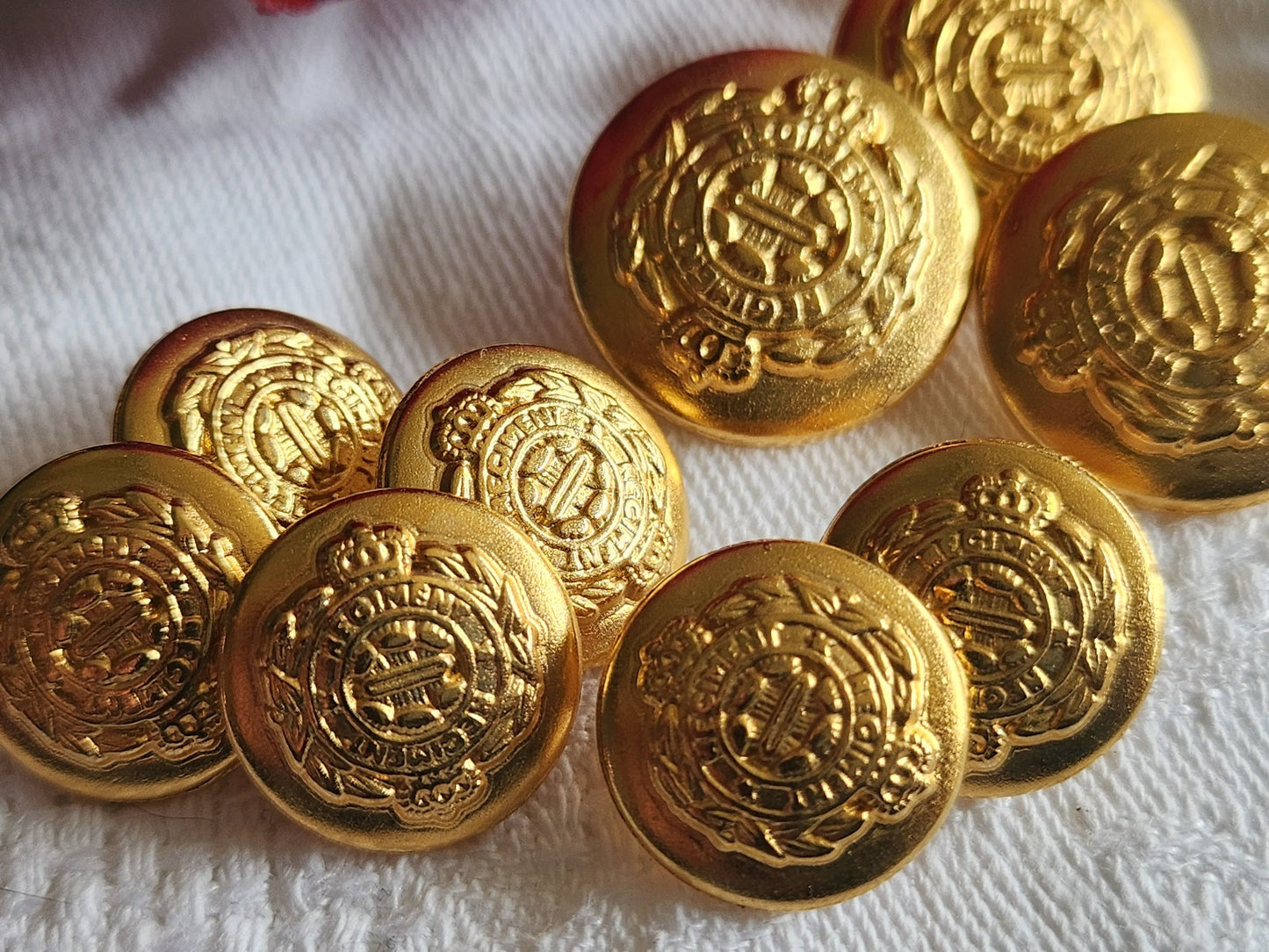 Lot 9 boutons vintage en métal doré neuf 1,5 et 2 cm blason pied ref 1529