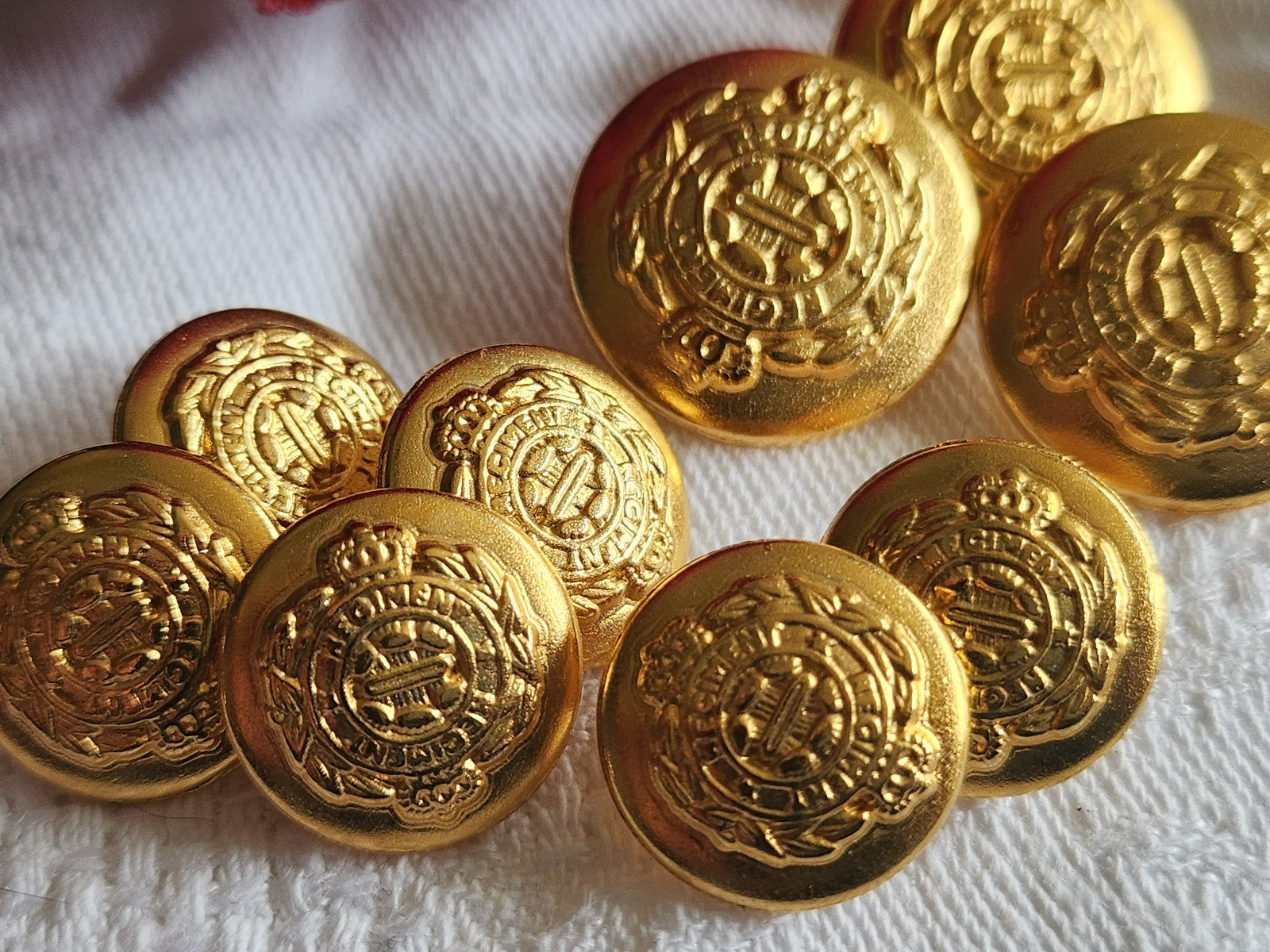 Lot 9 boutons vintage en métal doré neuf 1,5 et 2 cm blason pied ref 1529
