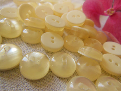 Lot 22 mini boutons vintage crème nacré blanc  lumineux petits 1,1 cm ref 4972
