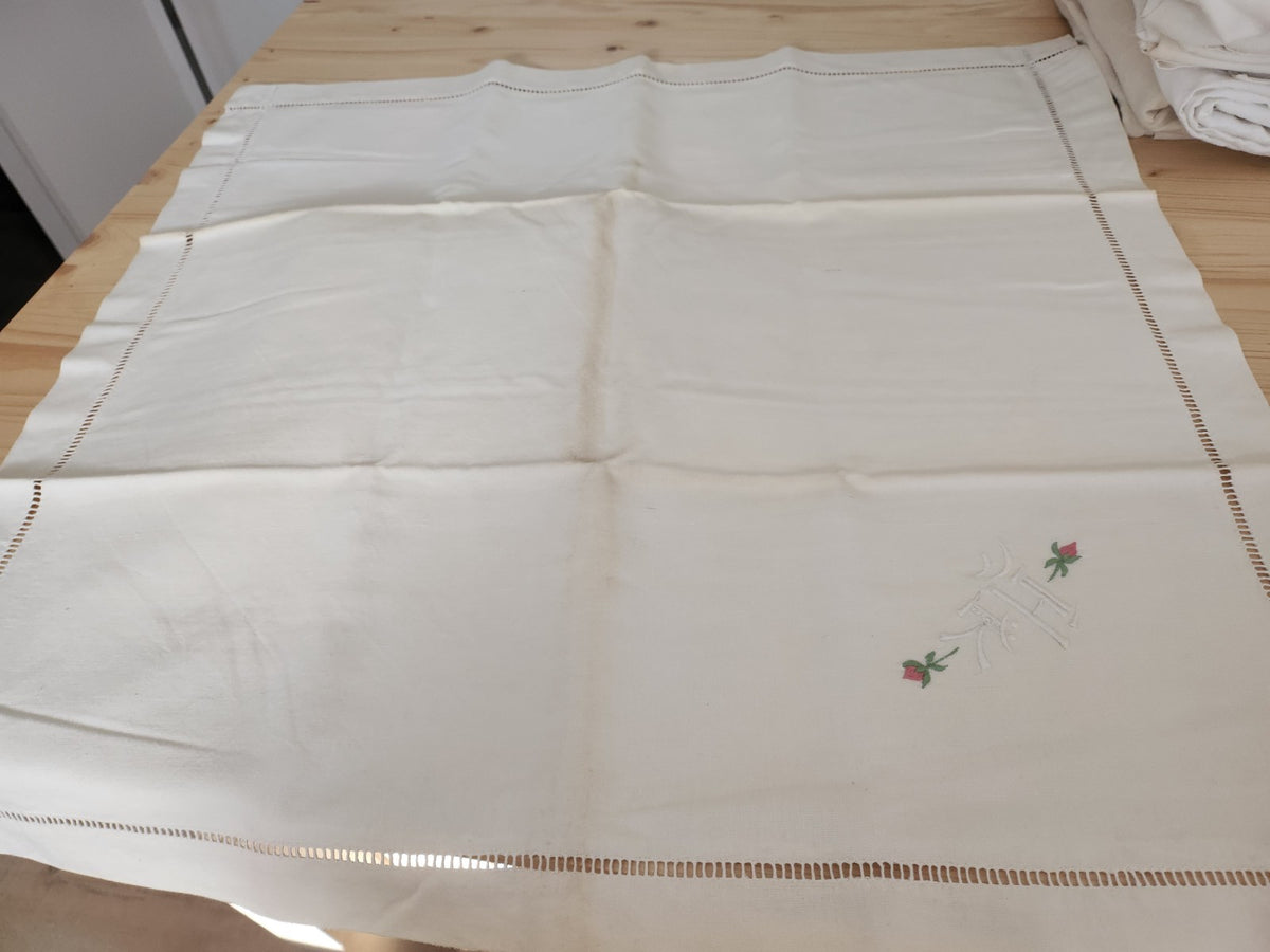 Lot deux anciennes taies d'oreillers monogramme HK  traces de stockages B6