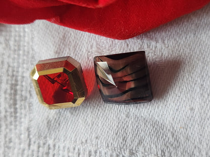 Duo boutons anciens en verre rouge carré  à pied  1,4 cm D14A